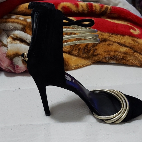 Guess 7 1/2 suede Black High Heels - Picture 2 of 4